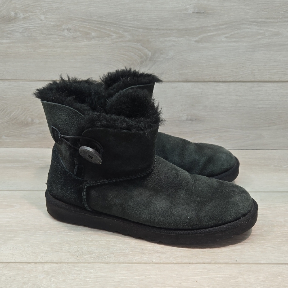 Ugg Australia Women's 3352  Button  Black Suede Sheepskin Ankle Boots Shoes Sz 9